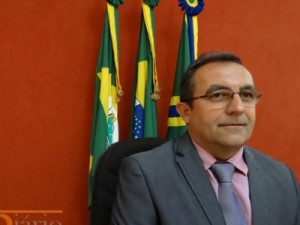 Vereador requer do DER retirada de placa de sinalização