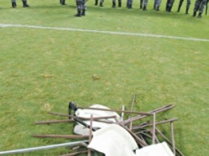 VERGONHA Festa acaba em invasão e violência