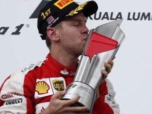 Vettel estraga 150ª prova de Hamilton e vence 1ª na Ferrari