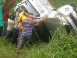 Viatura capota e policiais socorridos para o Hospital