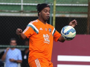 Vice do Flu confirma estreia de Ronaldinho Gaúcho contra o Grêmio