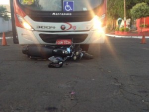 Vigilante fica em estado grave após colisão entre moto e ônibus em MS
