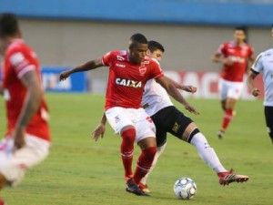 Vila Nova vence Figueirense e mantém sonho do acesso