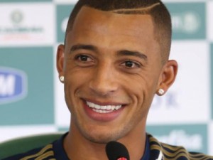 Vitor Hugo lembra que já tietou e publicou foto com Arouca no Orkut