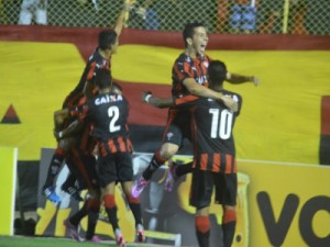 Vitória bate Santa e é favorito para fechar 1º turno na ponta