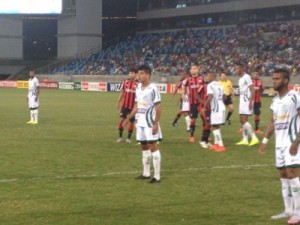 Vitória vence o Luverdense com dois gols no fim e se mantém na liderança