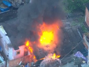 Vizinhos tentam apagar incêndio em casa de Madureira, Subúrbio do Rio