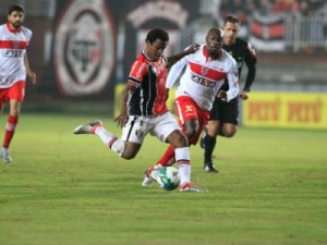 Zé Carlos reestreia fazendo gol, e CRB vence o Joinville fora de casa