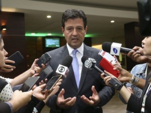 Para ministro da Saúde, dengue é 'muito mais grave' que coronavírus no Brasil