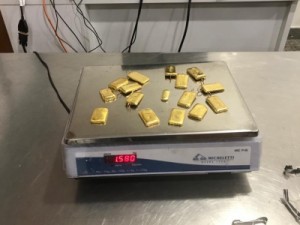 Mala com barras de ouro com destino à Jordânia é apreendida pela polícia no aeroporto de Fortaleza