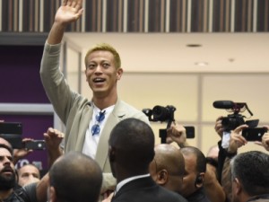 AeroHonda: japonês é recebido por multidão no Galeão em festa da torcida do Botafogo