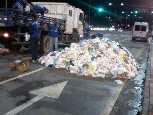 Alimentos arrecadados em show de Pabllo Vittar são deixados em rua após evento em BH