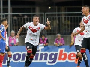 Em noite de Ronaldo, Vitória bate Bahia e encerra jejum de 12 clássicos