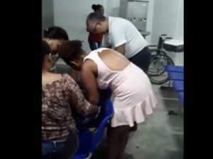 Por falta de atendimento, mulher tem filho na recepção de hospital na Bahia