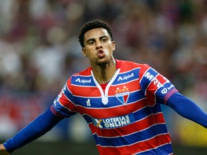 Fortaleza tenta retorno de atacante Gustavo, do Corinthians