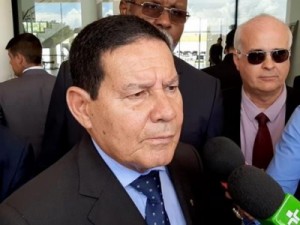 Mourão diz que eventuais erros e acertos do governo 'não podem ser debitados' na conta das Forças Armadas
