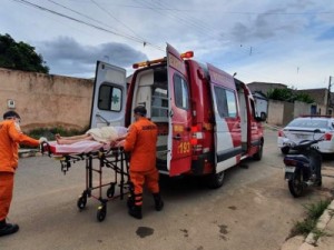 Idosa é encontrada desnutrida em quarto escuro de casa no DF; filho foi preso por maus-tratos