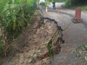 Após chuva e deslizamento, trecho é interditado na CE-065, no Ceará