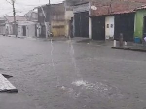 Chuva intensa com raios e trovões em Fortaleza deixa vias alagadas na manhã desta segunda-feira