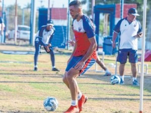 Fortaleza entra em campo com uma formação que busca espaço