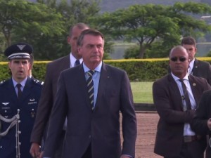 Bolsonaro repete ofensas feitas por depoente a jornalista; entidades repudiam os ataques