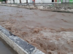 Canal do Rio Granjeiro transborda e deixa ruas alagadas em Crato, no sul do Ceará