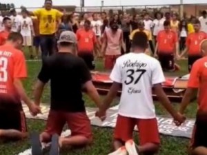 Em despedida, amigos encenam gol com caixão em memória a jovem morto em Fortaleza