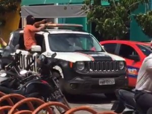 Homens encapuzados em carro da PM ordenam, e comerciantes fecham as portas em Sobral