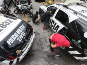 Secretário diz que encapuzados que atacaram batalhões no Ceará 'se autointitulam como policiais militares'