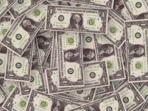 Dólar tem leve alta nesta sexta e renova patamar recorde de fechamento