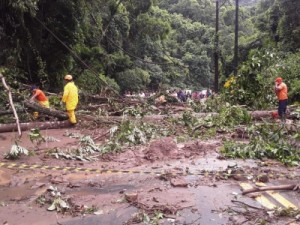 Rodovia Rio-Santos é interditada após quedas de barreiras em São Sebastião