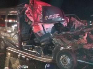 Acidente entre van e carreta deixa 2 mortos e 9 feridos na Rodovia Anhanguera
