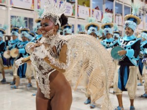 Traída pela fantasia, rainha da Cubango acaba mostrando demais na Sapucaí