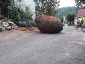 Pedra despenca de encosta, rola por 6m e assusta moradores na Serra de Meruoca, no Ceará