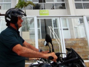 Bolsonaro comete infração de trânsito ao andar de moto com capacete solto em Guarujá