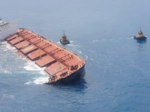 Navio com minério de ferro da Vale encalha e ameaça afundar no litoral do MA