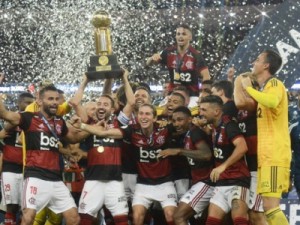 Flamengo supera expulsão, vence o Independiente e é campeão da Recopa