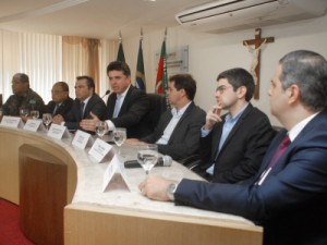 Comissão debate nova proposta para tentar chegar a acordo e encerrar motim de policiais no Ceará