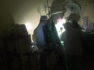 Cirurgia é feita com auxílio de lanternas de celulares durante apagão em hospital de Mossoró