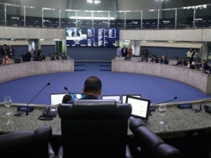 Deputados voltam a analisar hoje PEC que veta anistia a amotinados