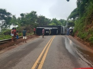 Reboque que levava carro da Polícia Civil para conserto tomba na maciço de Baturité, no Ceará