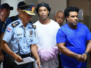 Justiça do Paraguai decide manter Ronaldinho Gaúcho e Assis presos