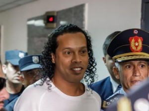Ronaldinho deixa a prisão no Paraguai