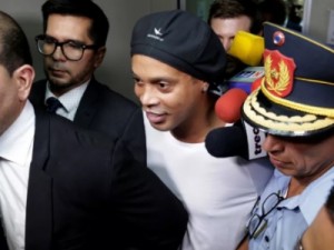 Ronaldinho Gaúcho e irmão são presos pela polícia do Paraguai