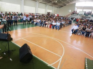 Governo do Ceará entrega 1,2 mil notebooks para alunos de destaque no Cariri