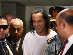 Juiz mantém Ronaldinho preso por temer fuga e obstrução das investigações