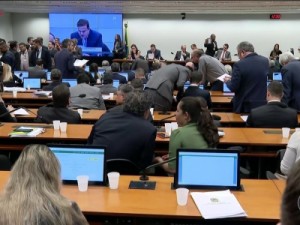 Comissão aprova projetos que dividem controle de parte do Orçamento entre governo e Congresso