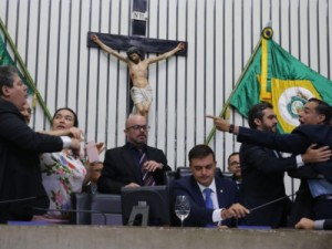 Deputados trocam insultos e quase partem para agressão física na Assembleia Legislativa