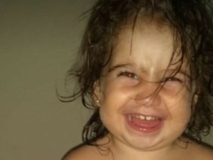 Corpo de criança que morreu afogada em piscina de creche em Fortaleza é sepultado