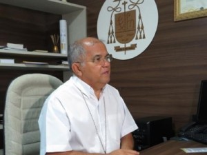 Dom Gilberto Pastana, bispo de Diocese de Crato, recomenda fim 'abraço de paz' durante a missa